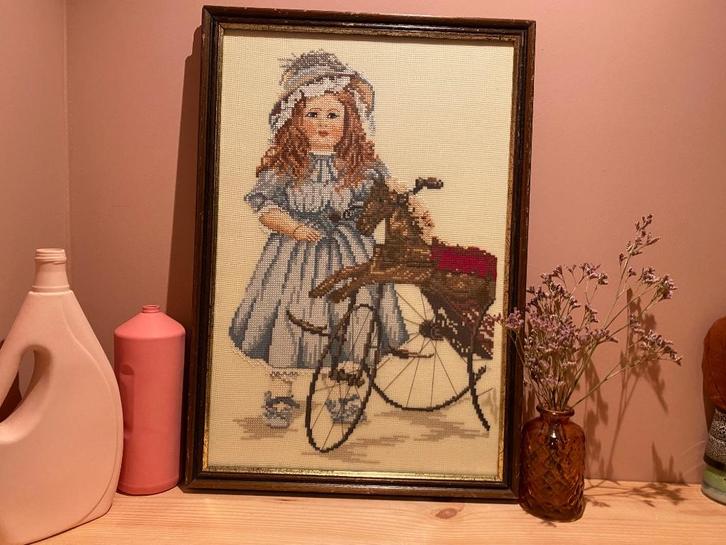 Vintage borduurwerk meisje met fiets in lijst, Huis en Inrichting, Woonaccessoires | Lijsten, Gebruikt, Minder dan 50 cm, Minder dan 50 cm