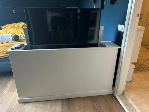 TV lift kast (wit) evt met 40inch Samsung TV, Huis en Inrichting, Kasten | Televisiemeubels, Gebruikt, Minder dan 100 cm, 100 tot 150 cm
