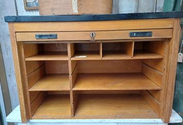 Oude stoere rolluikkast, kast met vakken, vintagekast, kast beschikbaar voor biedingen