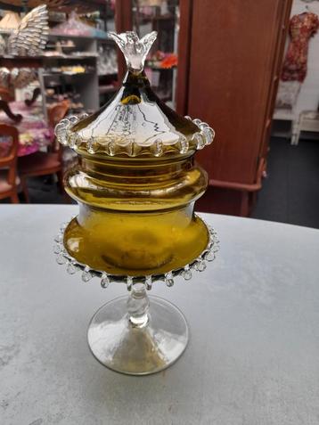 Mooie oude glazen pot beschikbaar voor biedingen