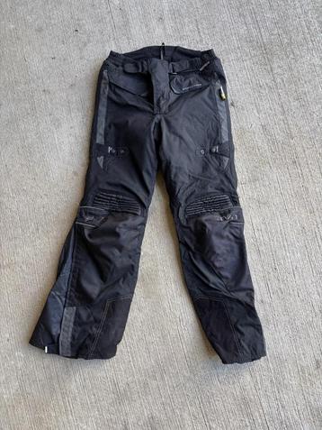 Evolution motorbroek maat M te koop. Ik ben 1.87 beschikbaar voor biedingen