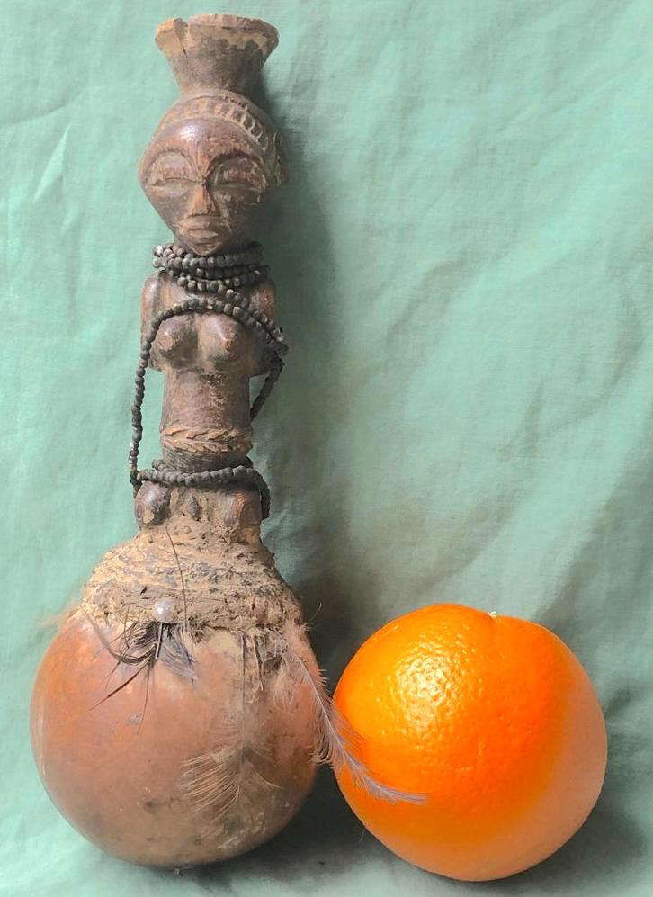 Kalebas met Luba figuur Afrika fetish D R Congo, Antiek en Kunst, Kunst | Niet-Westerse kunst, Ophalen of Verzenden
