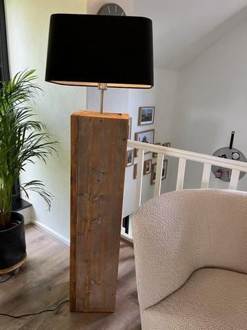Vloerlamp steigerhout beschikbaar voor biedingen