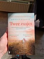 Twee zusjes Kristin Hannah (between sisters), Ophalen of Verzenden, Zo goed als nieuw, Nederland, Kristin Hannah