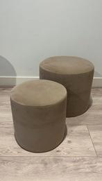 2 stuks poef taupe, Huis en Inrichting, Banken | Voetenbanken en Poefen, Ophalen, Gebruikt, Rond, Minder dan 50 cm