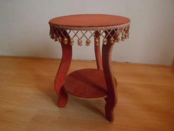 Vintage tafeltje rood velvet stof 41,5 cm. hoog beschikbaar voor biedingen
