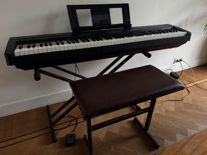 Yamaha piano P-45 compleet met onderstel en krukje, Muziek en Instrumenten, Piano's, Zo goed als nieuw, Zwart, Ophalen