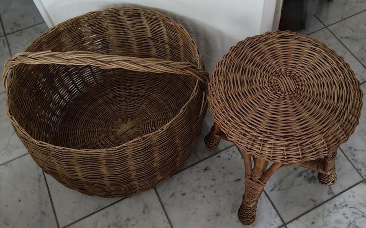 leuk rieten krukje en grote rieten mand lectuurbak van Rotan, Huis en Inrichting, Woonaccessoires | Krantenbakken en Lectuurbakken