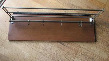 Art Deco Amsterdamse School wandkapstok met hoedenplank beschikbaar voor biedingen