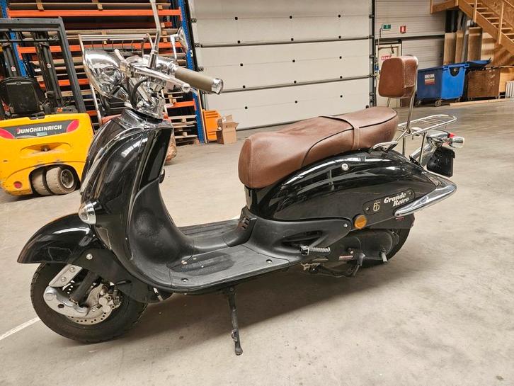 MOOIE SCOOTER, WEINIG KM'S, HELEMAAL NAGEKEKEN!, Fietsen en Brommers, Snorfietsen en Snorscooters, Zo goed als nieuw, Overige merken