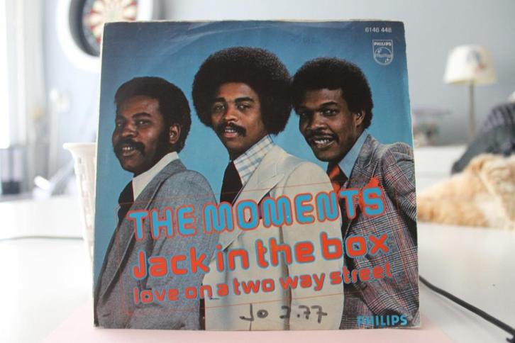 7" Single The Moments - Jack In The Box / Love On A Two-Way, Cd's en Dvd's, Vinyl Singles, Gebruikt, Single, Pop, 7 inch, Ophalen of Verzenden