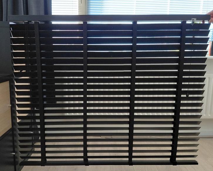 Zwarte houten jaloezie 135x110 cm, Huis en Inrichting, Stoffering | Gordijnen en Lamellen, Gebruikt, 100 tot 150 cm, 100 tot 150 cm