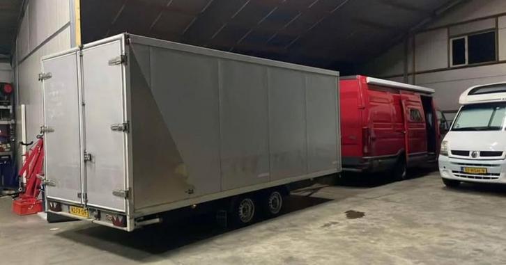 Humbaur gesloten aanhanger - autosport inrichting, Auto diversen, Aanhangers en Bagagewagens, Zo goed als nieuw, Ophalen