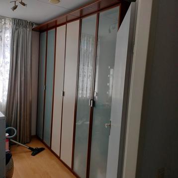 Grote Kledingkast met Glasdeuren