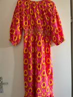 Prachtige jurk met print one Size, Kleding | Dames, Jurken, Ophalen of Verzenden, Nieuw, Maat 42/44 (L), Onder de knie