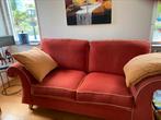 Tweedehands terracotta bank met twee gele kussens., Gebruikt, Tweepersoons, 75 tot 100 cm, Ophalen of Verzenden