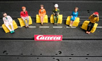 Carrera racebaan scenery 6 zittende figuren op 6 strobalen.. beschikbaar voor biedingen