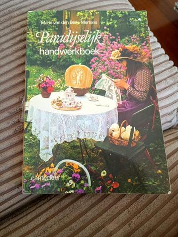 Paradijselijk handwerkboek beschikbaar voor biedingen