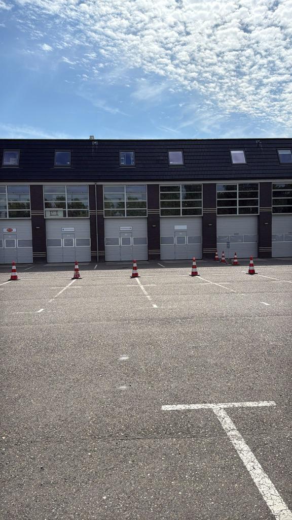 Bedrijfsruimte met kantoor bij 't Kabel in Nieuw-Vennep, Diensten en Vakmensen, Overige Diensten