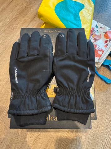 Waterproof gloves beschikbaar voor biedingen