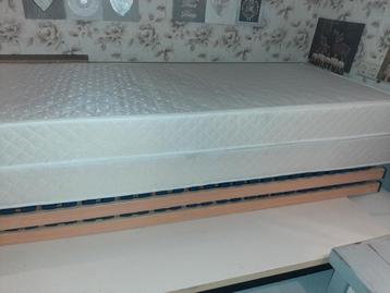 Matrassen met latten bodems 80x200cm  beschikbaar voor biedingen