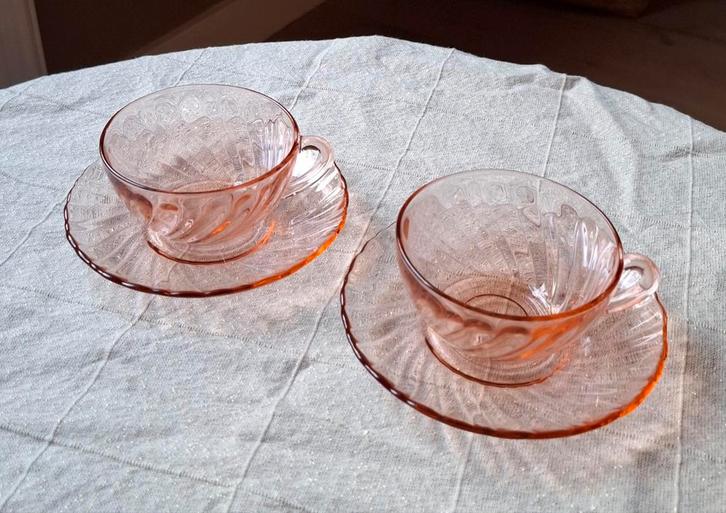 Vintage Rosaline Swirl Arcoroc Kop en Schotels, Huis en Inrichting, Keuken | Servies, Zo goed als nieuw, Kop(pen) en/of Schotel(s)