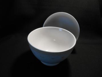 Twee grote aardewerk kommen, inhoud ½ liter beschikbaar voor biedingen