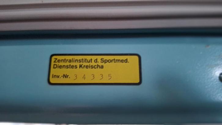 Retro vintage industriële stalen vitrine kast uit de DDR, Huis en Inrichting, Kasten | Vitrinekasten, Gebruikt, 150 tot 200 cm