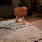 Stoere stevige poef met houten 3 poot onderstel, Huis en Inrichting, Banken | Voetenbanken en Poefen, Ophalen, Rond, Minder dan 50 cm