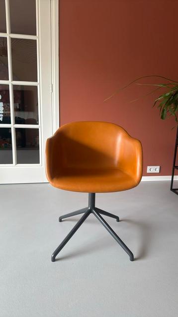 Muuto Fiber lederen eetkamerstoel met arm. Swivel Onderstel beschikbaar voor biedingen