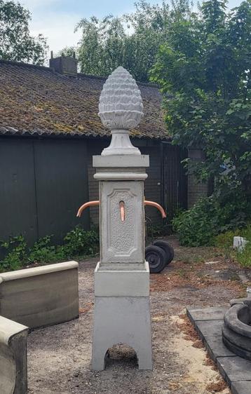 Fontein pilaar met koperen uitlopen beschikbaar voor biedingen