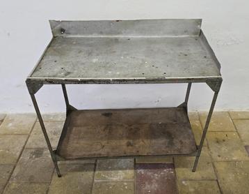 Vintage werkbankje / oppottafel beschikbaar voor biedingen