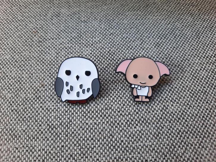 2 leuke Harry Potter pins (Dobby en Hedwig) te koop, Verzamelen, Speldjes, Pins en Buttons, Nieuw, Speldje of Pin, Overige onderwerpen