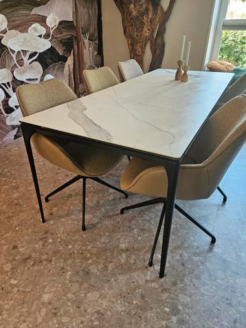 Eettafel marmer keramiek en glas. Zwart metalen onderstel. beschikbaar voor biedingen