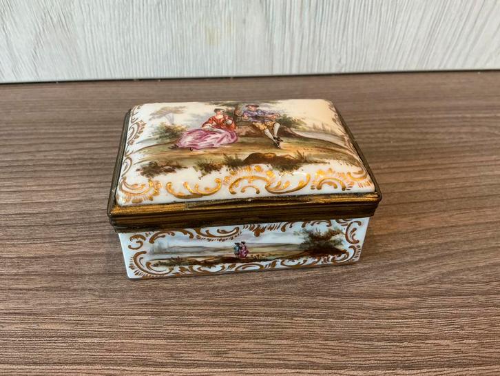 Antieke snuifdoos of pillendoos dresden/ meissen, Antiek en Kunst, Antiek | Porselein, Ophalen of Verzenden