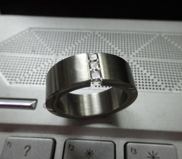 Geborsteld stalen spanring met drie Zirkonia's  beschikbaar voor biedingen