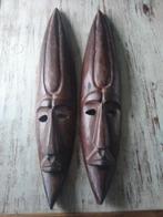 2 grote houten maskers, Ophalen