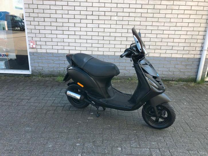 KERSTKRAKERS:2-TAKT PIAGGIO ZIP SP 45 MAT BLACK BROM BJ2011, Fietsen en Brommers, Scooters | Piaggio, Zo goed als nieuw, Zip, Maximaal 45 km/u