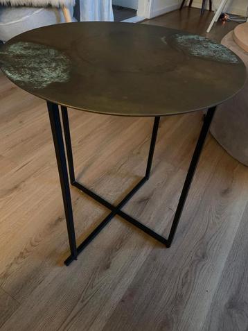 Mooie bijzettafel  beschikbaar voor biedingen