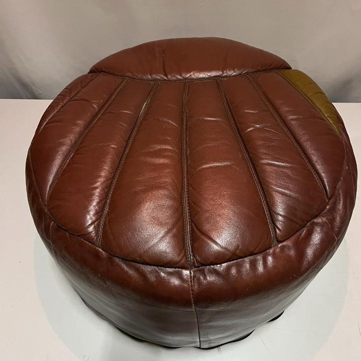Grote vintage donkerbruin leren poef jaren 60 70, Huis en Inrichting, Banken | Voetenbanken en Poefen, Gebruikt, 50 tot 75 cm