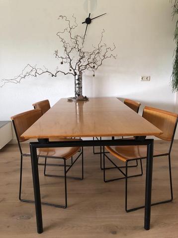 Moderne eettafel en 4 stoelen, essen beschikbaar voor biedingen
