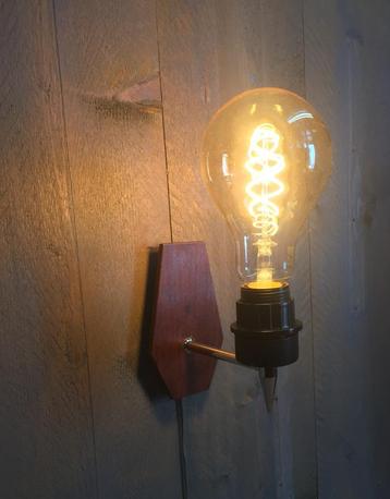 wandlampje met houten wandpaneel, jaren ’60 vintage beschikbaar voor biedingen