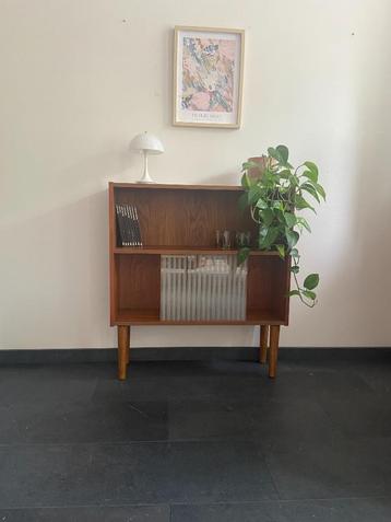 Vintage Deens boekenkastje met schuifdeuren van geëtst glas beschikbaar voor biedingen