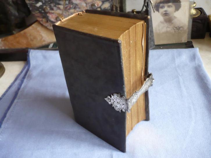 Antieke bijna 300 jaar oude statenbijbel met Hollands zilver, Antiek en Kunst, Antiek | Boeken en Bijbels, Ophalen of Verzenden
