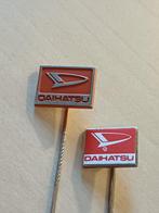 2x DAIHATSU  spelden, Verzamelen, Speldjes, Pins en Buttons, Verzenden, Gebruikt, Merk, Speldje of Pin