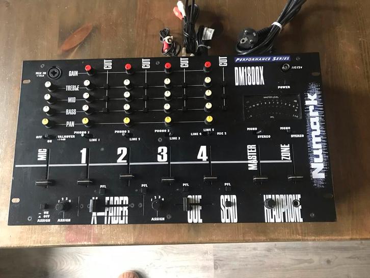 Numark DM 1800 X Mengpaneel, Muziek en Instrumenten, Mengpanelen, Zo goed als nieuw, 5 tot 10 kanalen, Microfooningang, Ophalen