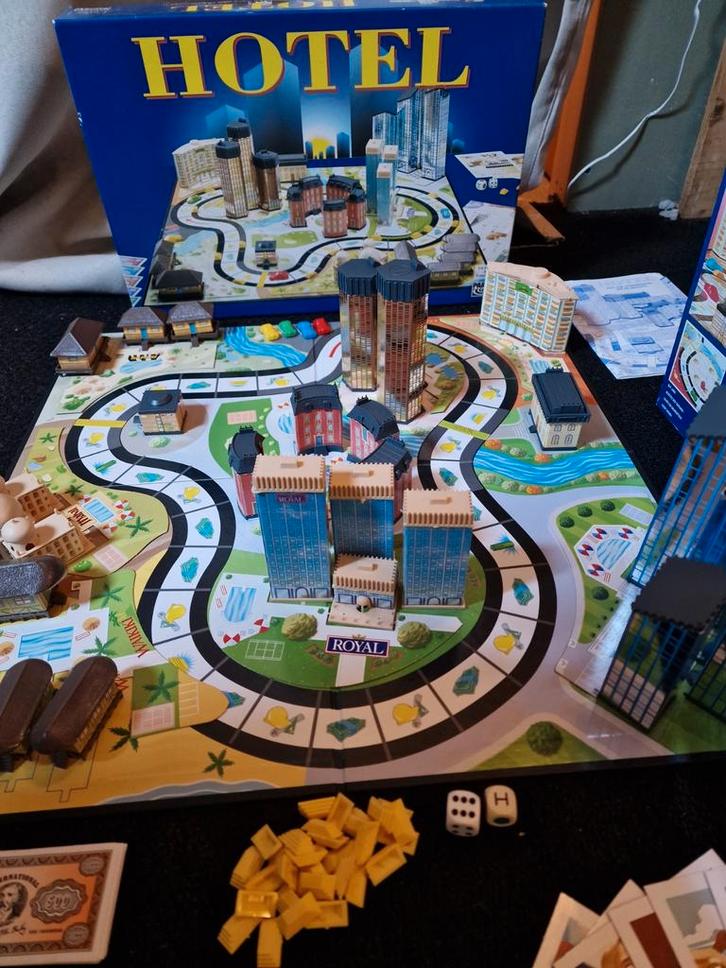 Hotel Bordspel - Bouw je eigen imperium!, Hobby en Vrije tijd, Gezelschapsspellen | Bordspellen, Zo goed als nieuw, Drie of vier spelers