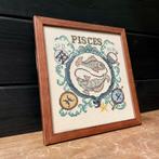 Vintage borduring van sterrenbeeld vissen, Ophalen of Verzenden, Zo goed als nieuw, Hout, Minder dan 50 cm