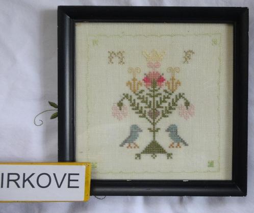 MERKLAPJE MINI IN LIJST * Geborduurd *, Antiek en Kunst, Antiek | Kleden en Textiel, Verzenden