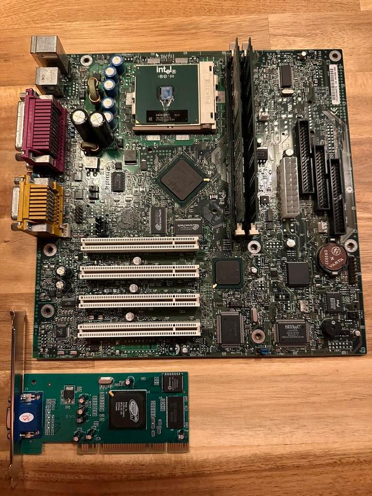 Intel CA810 moederbord met celeron 700MHz, Computers en Software, Vintage Computers, Ophalen of Verzenden